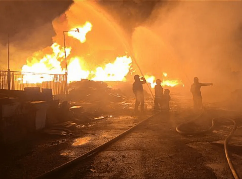 آتشسوزی گسترده در انبار بزرگ نفتی جنوب تهران | 26 مرداد 1404 آتشسوزی گسترده در انبار بزرگ نفتی جنوب تهران